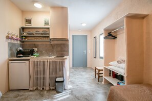 Fridge, stovetop, coffee/tea maker, electric kettle