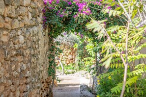 Property grounds - Country House 'Ses Estaques' with Mountain View, Shared Pool and Wi-Fi (Illes Balears)