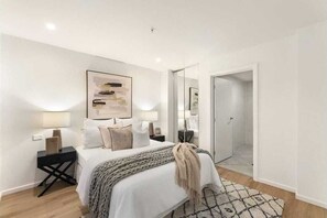2 habitaciones, tabla de planchar con plancha, wifi y ropa de cama 