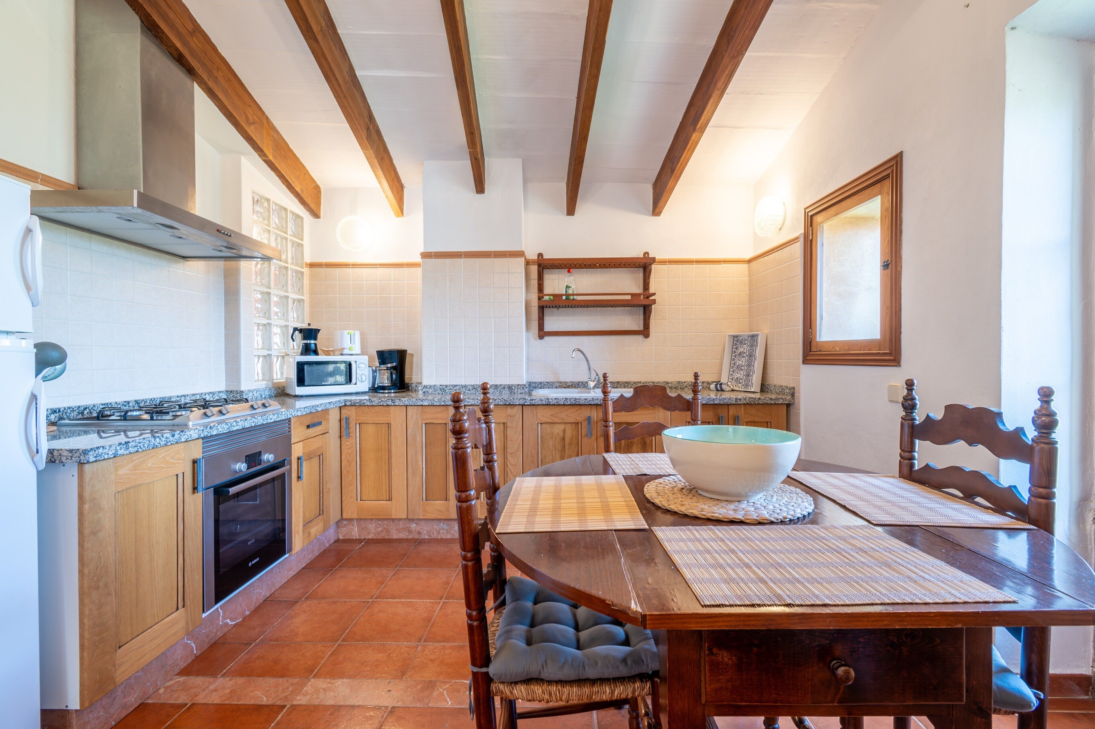 Réfrigérateur, micro-ondes, plaque de cuisson, grille-pain