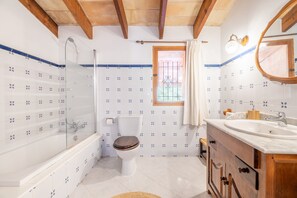 Ducha, secador de pelo y toallas