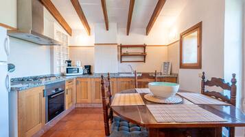 Réfrigérateur, micro-ondes, plaque de cuisson, grille-pain