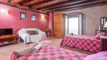 3 slaapkamers, een strijkplank/strijkijzer, gratis wifi, beddengoed
