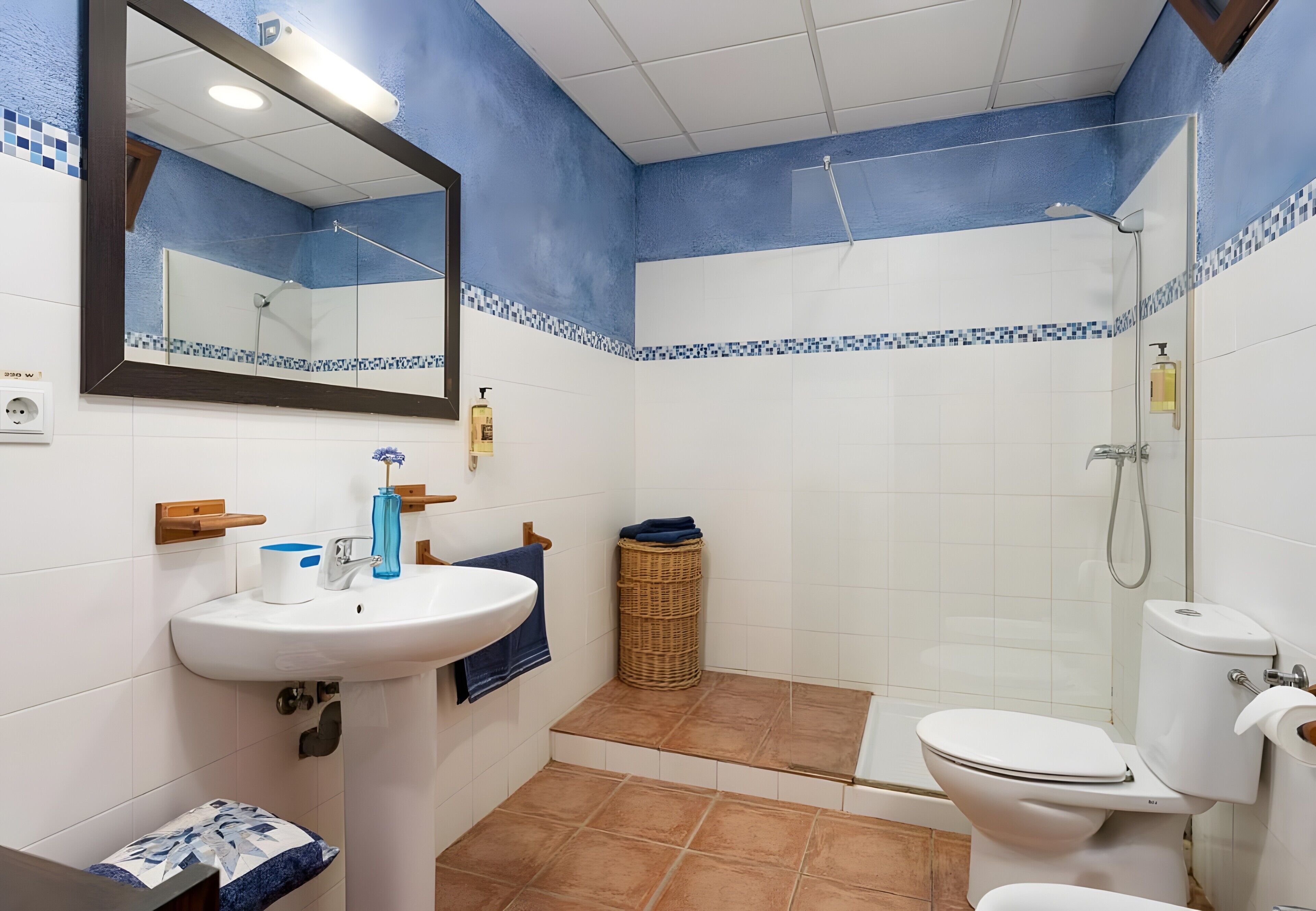 Een douche, een haardroger, handdoeken