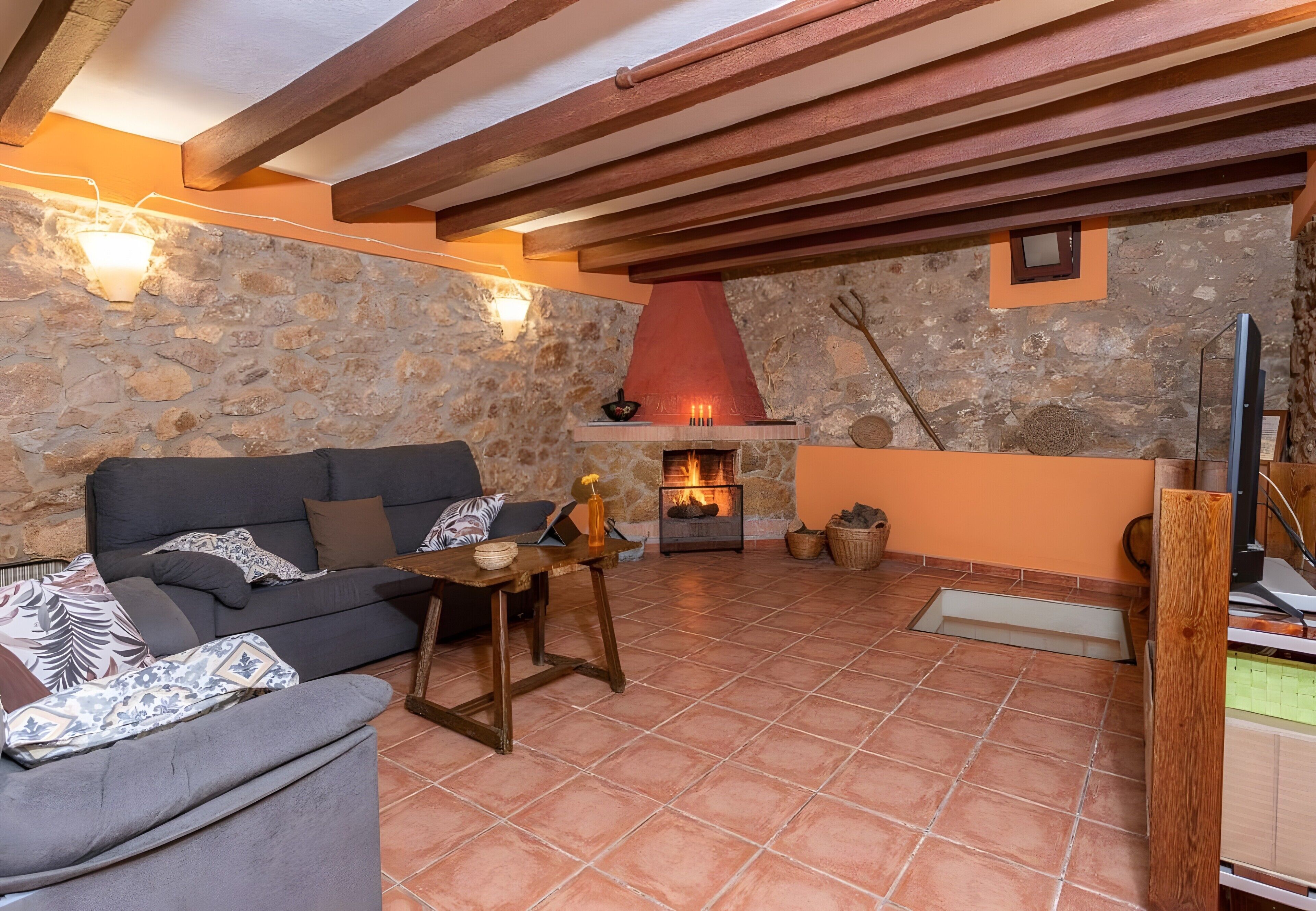 Tv, eldstad, dvd-spelare och en stereo