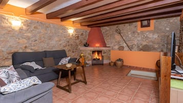 Tv, eldstad, dvd-spelare och en stereo