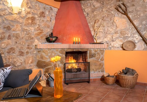 Country House 'Casa Rural Angelita' with Mountain View, Wi-Fi and Air Conditioning