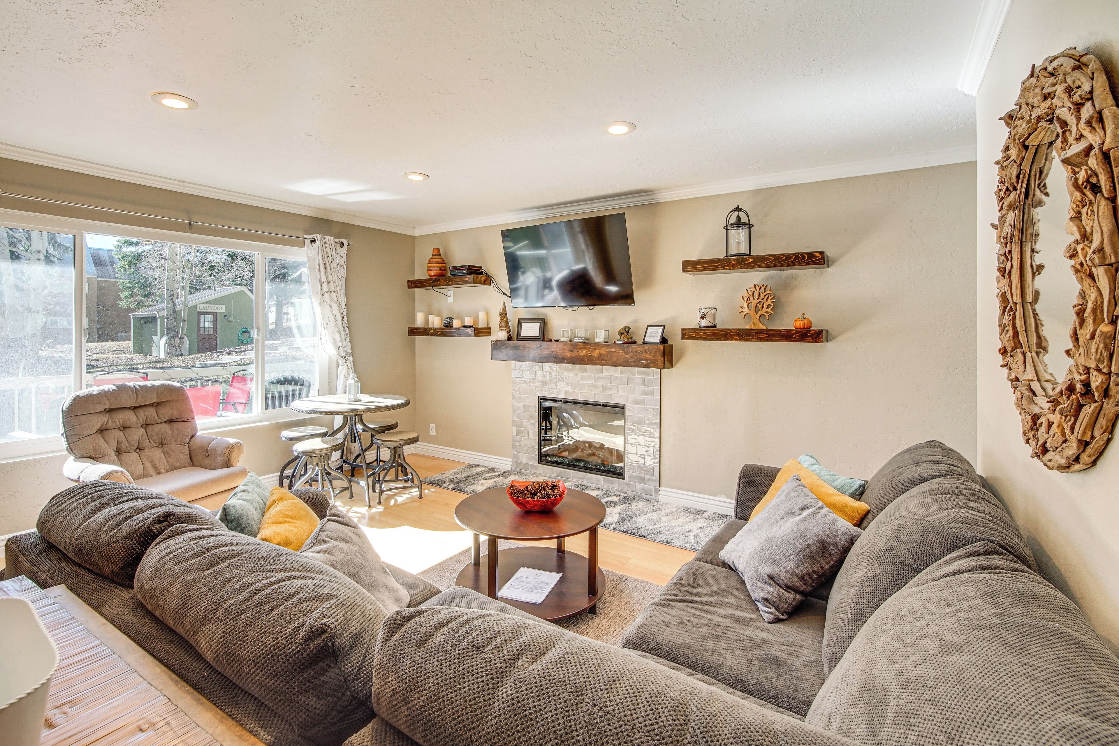 TV, fireplace, DVD player, books