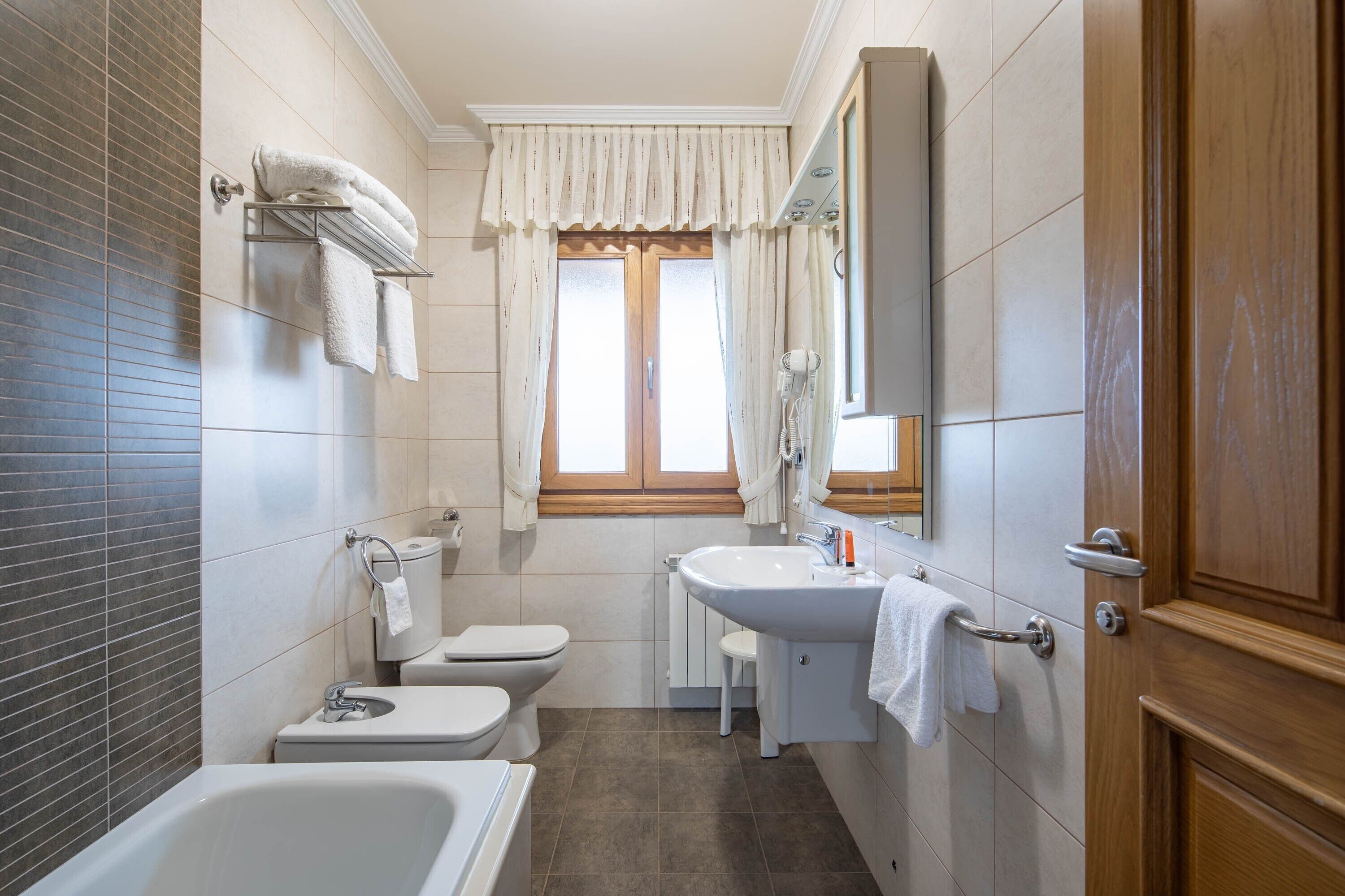 Douche, sèche-cheveux, serviettes fournies