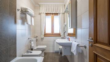 Douche, sèche-cheveux, serviettes fournies