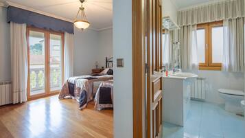 2 bedrooms, iron/ironing board, free WiFi, bed sheets