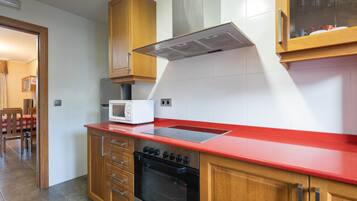 Een koelkast, een magnetron, een oven, een kookplaat