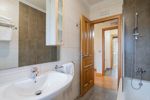 Shower, hair dryer, towels - 'Apartment 12' with Shared Pool, Private Terrace and Wi-Fi (Cangas)