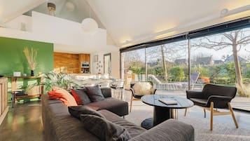 Een televisie, een open haard en een stereo