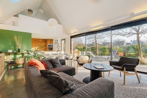 TV, fireplace, stereo