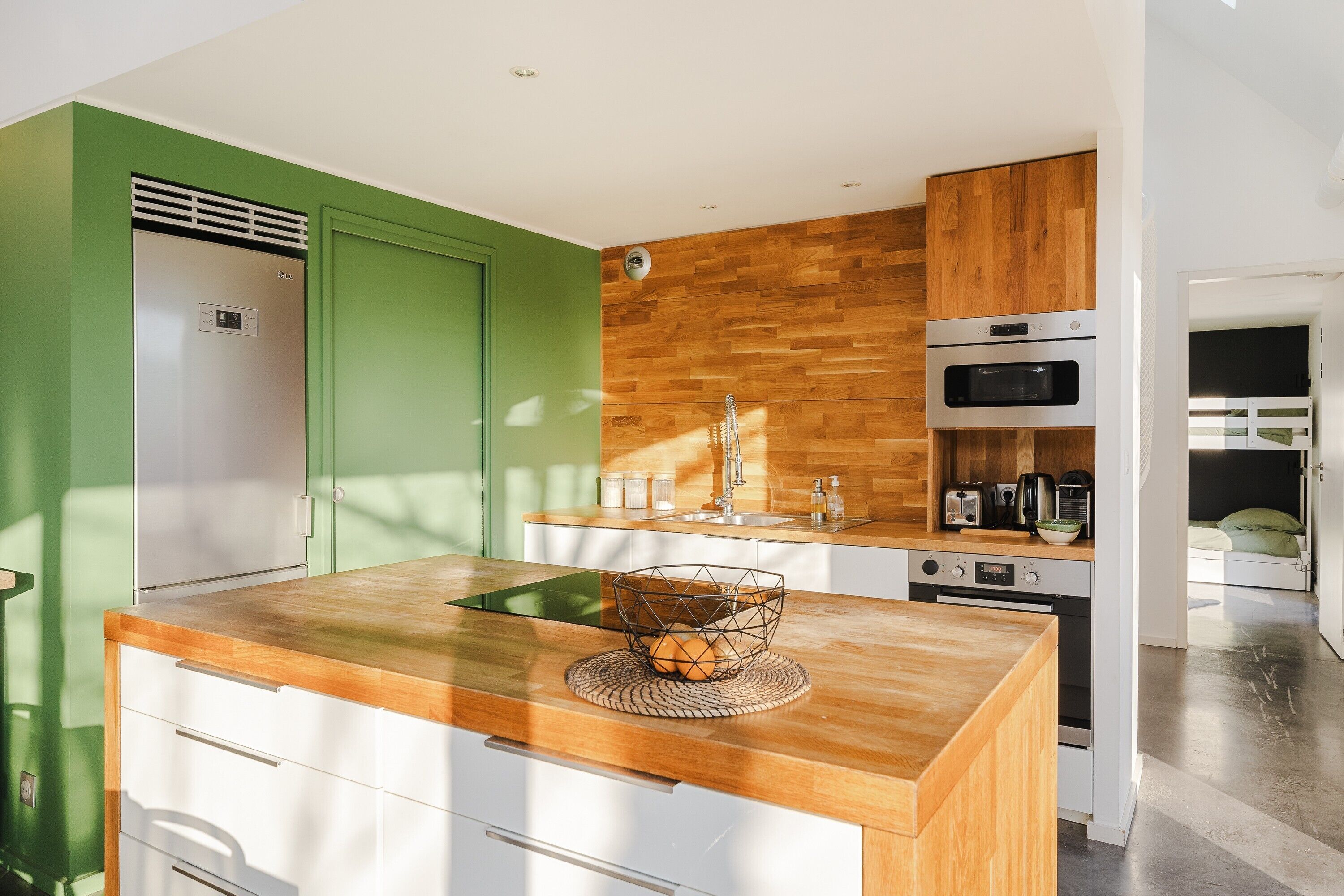 冷蔵庫、電子レンジ、オーブン、コンロ