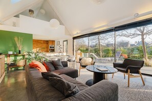 TV, fireplace, stereo