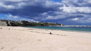Una playa cerca