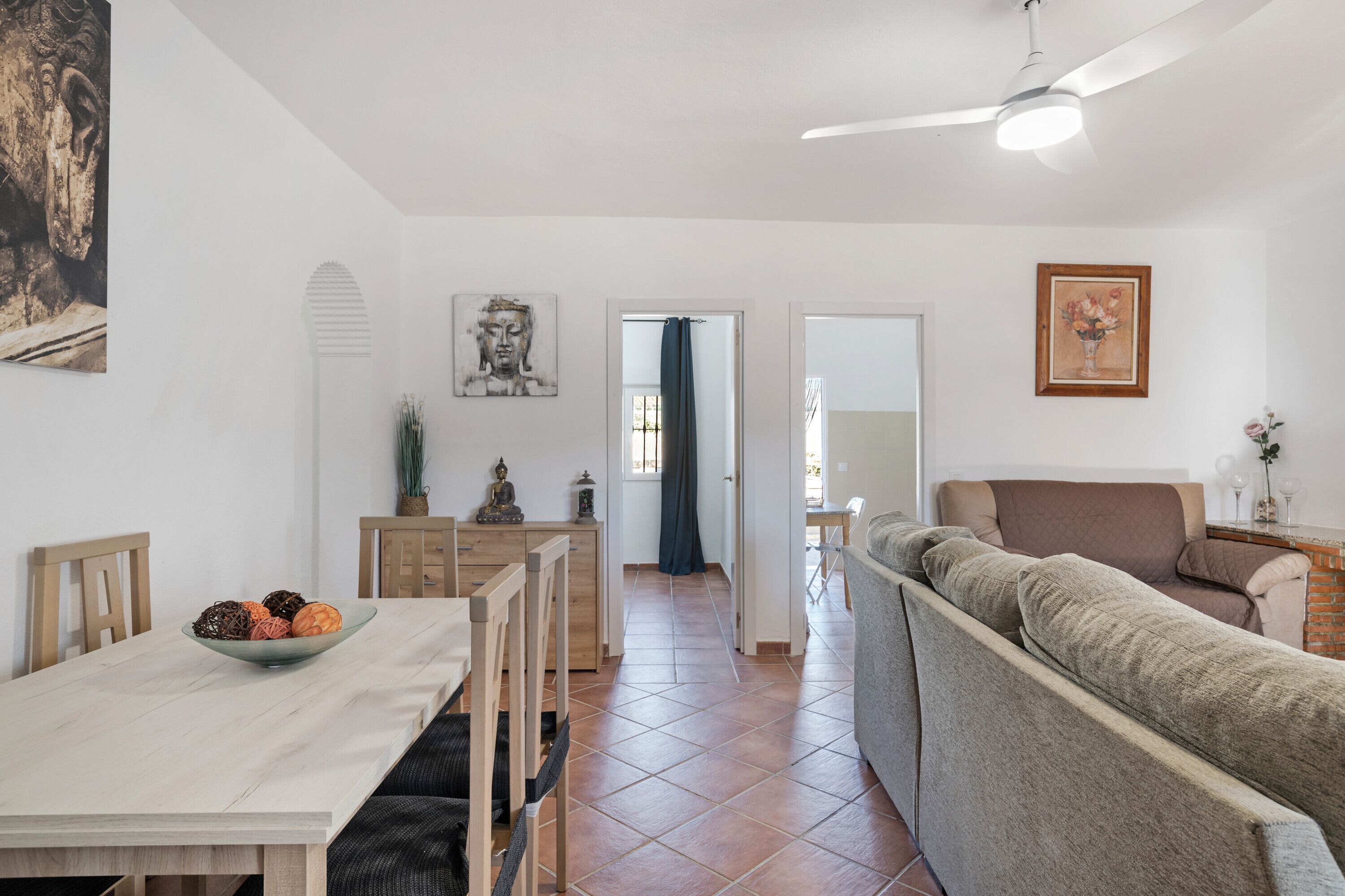 Televisión y chimenea 