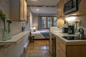 Microwave, stovetop, dishwasher, coffee/tea maker - Ski-in/Ski-out - Premium Studio - Walk to Main St (Breckenridge)