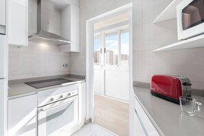 Refrigerador, microondas, horno y cafetera y tetera 