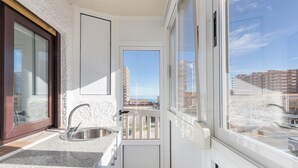 Varanda com vista para edifícios e céu limpo.