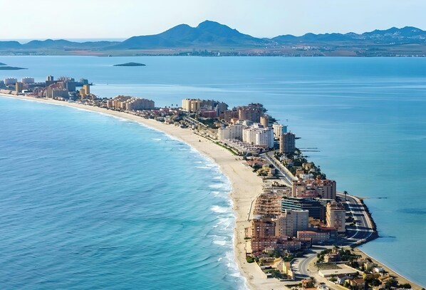 Beach nearby - Apartment 'Recien Reformado 2' with Sea View, Shared Pool and Air Conditioning (La Manga)