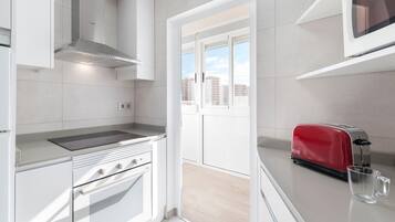 Kühlschrank, Mikrowelle, Ofen, Wasserkocher mit Kaffee-/Teezubehör