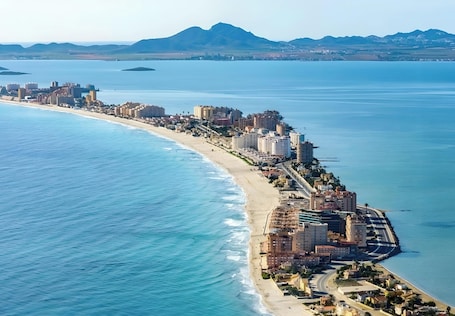 Beach nearby. Apartment 'Vistas A Los 2 Mares' with Sea View, Shared Pool and Air Conditioning