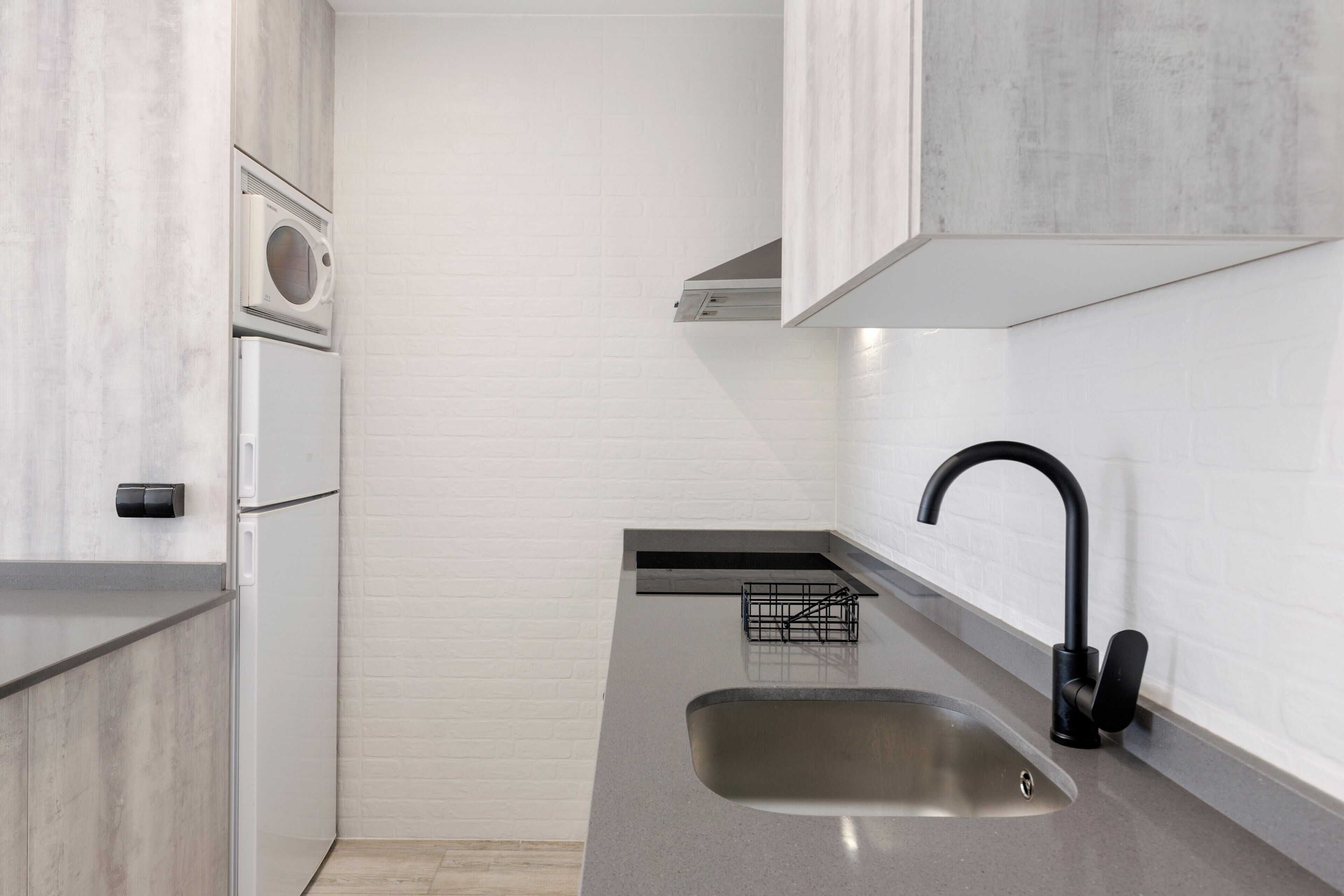 Refrigerador, microondas, horno y cafetera y tetera 