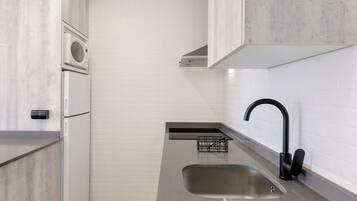 Refrigerador, microondas, horno y cafetera y tetera