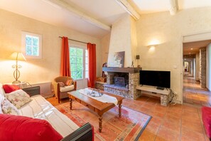 Fernseher, Kamin, Tischtennisplatte