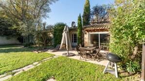 A patio with a grill, outdoor furniture, and a covered seating area. - Provençal Gîte "La Rivière" – 4 Bedrooms, Private Terrace, Pool & Garden by the Sorgue (Velleron)