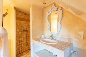 Dusch, hårtork och handdukar