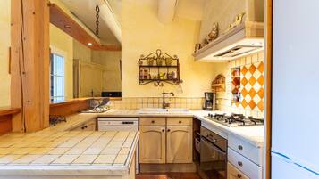 Een koelkast, een magnetron, een oven, een kookplaat