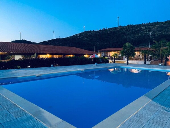 Pool - Room 'Quarto 7 - Gojim Casa Rural' with Mountain View, Shared Pool and Wi-Fi (Armamar)