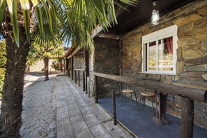 Terrace/patio - Room 'Quarto 7 - Gojim Casa Rural' with Mountain View, Shared Pool and Wi-Fi (Armamar)