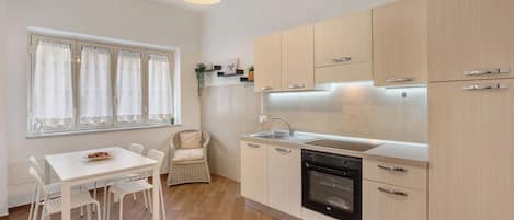 Fridge, stovetop, coffee/tea maker, electric kettle