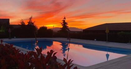 Chambre 'Quarto 16 - Gojim Casa Rural' avec vue montagne, piscine partagée et Wi-Fi