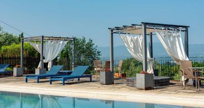 Apartment 'La Perla' with Shared Pool, Private Terrace and Wi-Fi