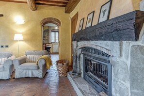 TV, fireplace, table tennis - Apartment 'La Perla' with Shared Pool, Private Terrace and Wi-Fi (Pian di Scò)