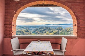 Outdoor dining - Apartment 'La Perla' with Shared Pool, Private Terrace and Wi-Fi (Pian di Scò)