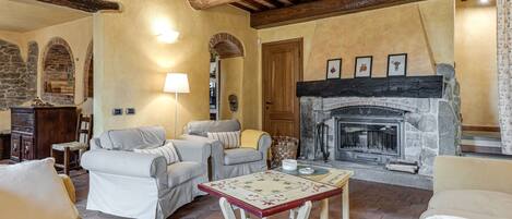 Fernseher, Kamin, Tischtennisplatte