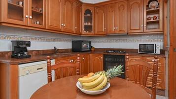 Een koelkast, een magnetron, een oven, een kookplaat