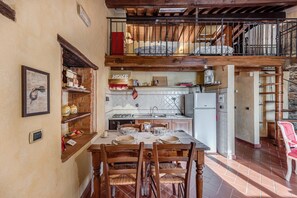 Fridge, oven, stovetop, coffee/tea maker