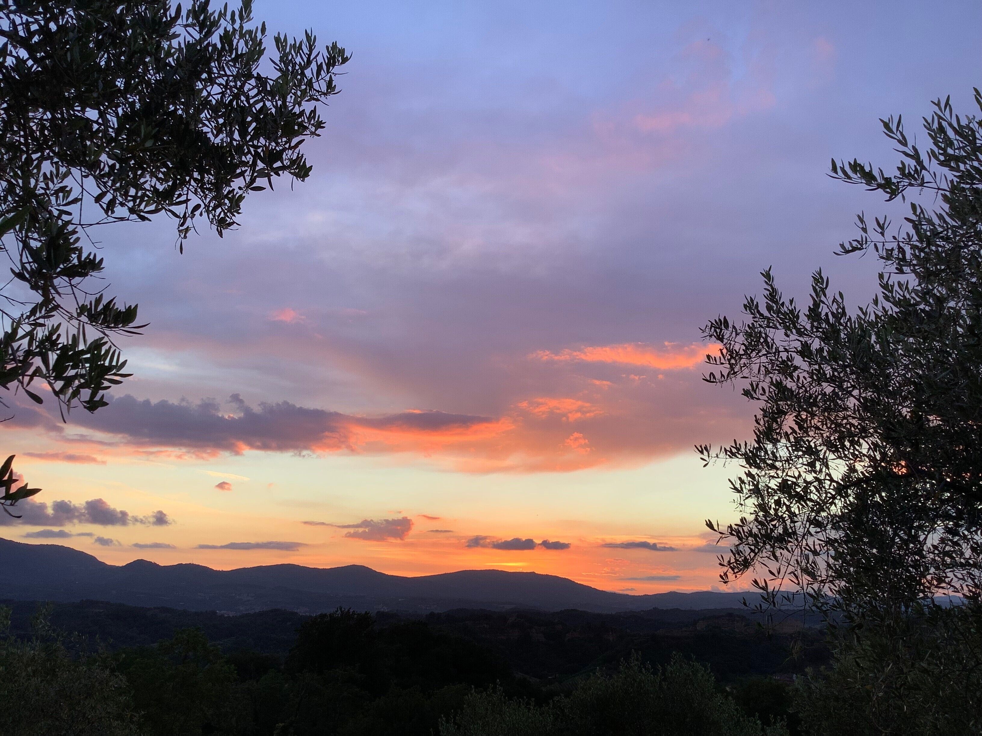 Un paisaje con montañas y un cielo al atardecer.