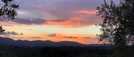 Un paisaje con montañas y un cielo al atardecer.