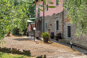 Terrace/patio - Apartment 'Il Belvedere' with Shared Pool, Private Terrace and Wi-Fi (Pian di Scò)
