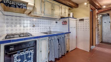 Kühlschrank, Ofen, Herdplatte, Wasserkocher mit Kaffee-/Teezubehör
