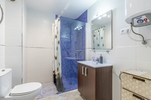 Een douche, een haardroger, handdoeken